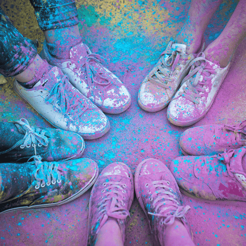 Poudre de couleur sur les chaussures des étudiants