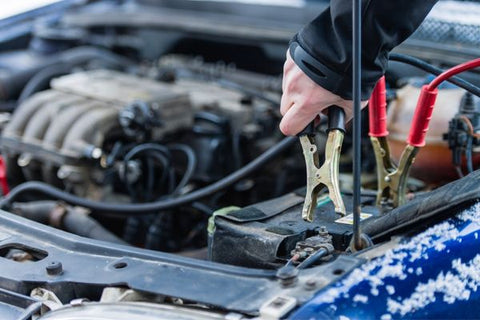 comment-démarrer-une-voiture-avec-un-chargeur-de-batterie-1