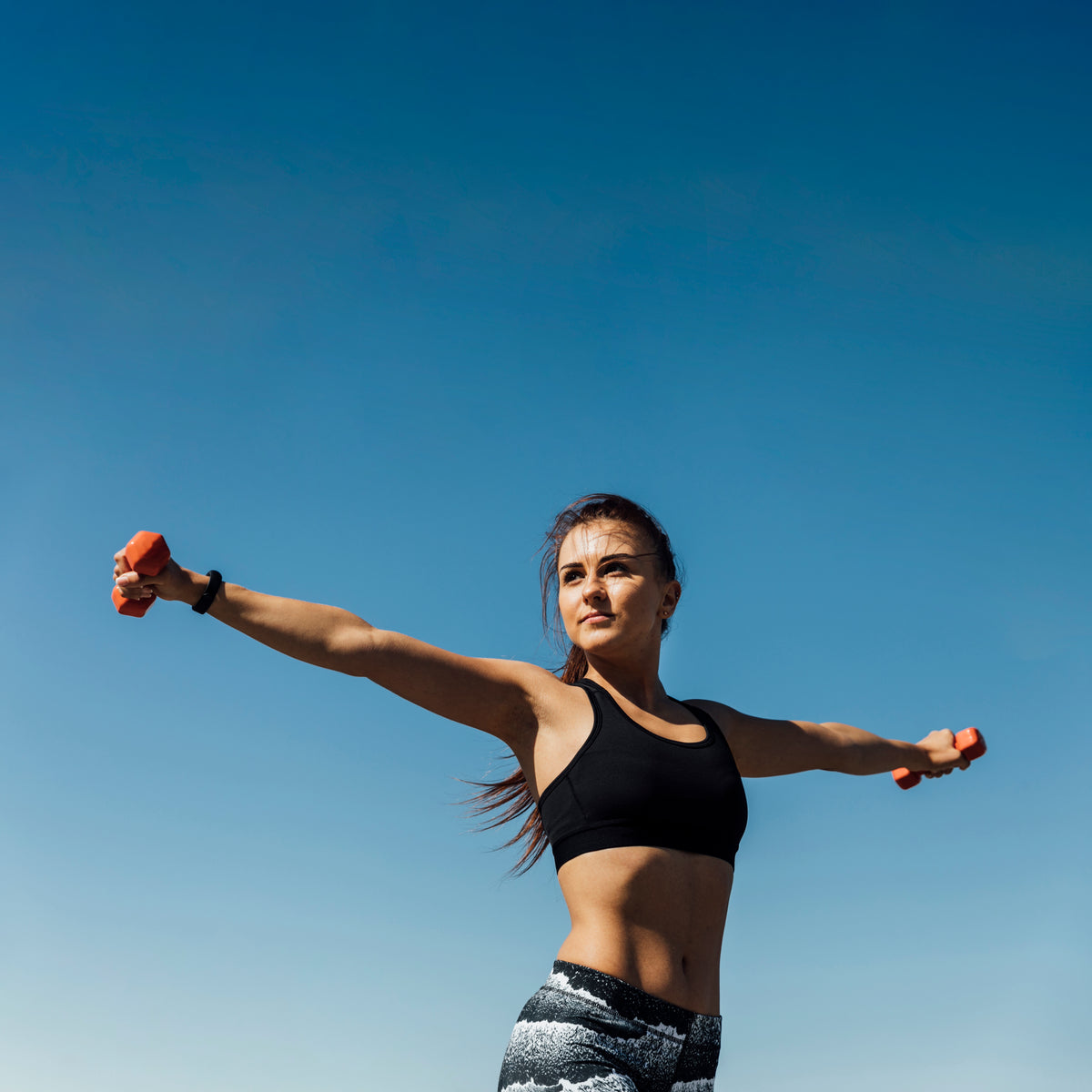 front-view-woman-training-with-weights.jpg__PID:67d02a0b-608d-47e0-aa84-61bb3f941237