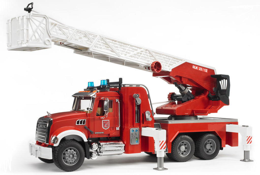 #02821 1/16 Mack Granite Fire Engine with Water Pump