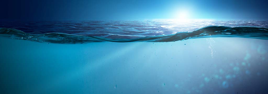 Sonnenstrahlen unter Wasser