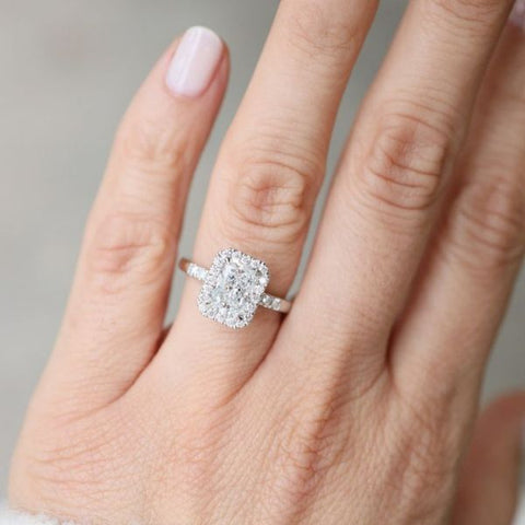 Understanding the Factors to Consider to buy Engagement Rings