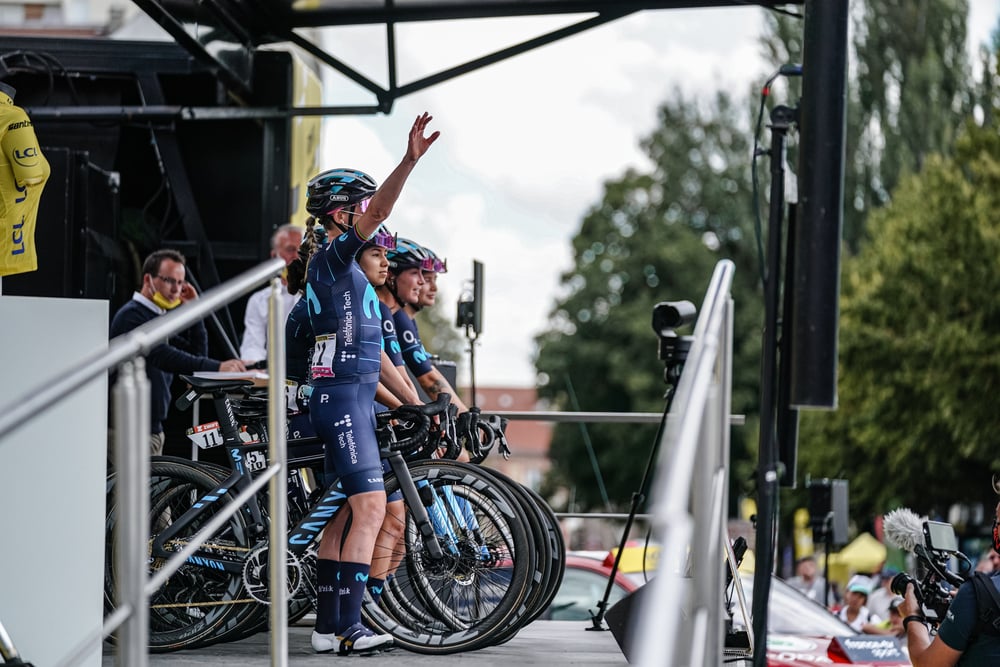 Annemiek van Vleuten mit dem Movistar -Frauenteam bei Tour de France Femmes 2022