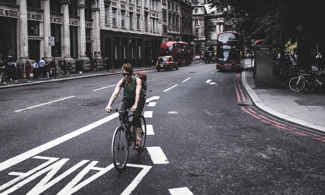 Person Radfahren im Zentrum von London