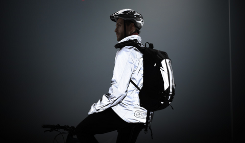 Radfahrer-im-Dunkeln-mit-reflektierender-Jacke