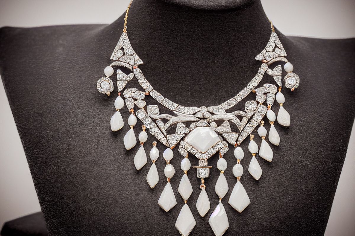 An art deco necklace shown in the picture a beautiful costume jewelry.
