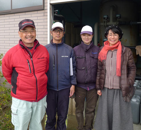 福岡水道設備の従業員（左3名）と、ロダン２１社長の横田