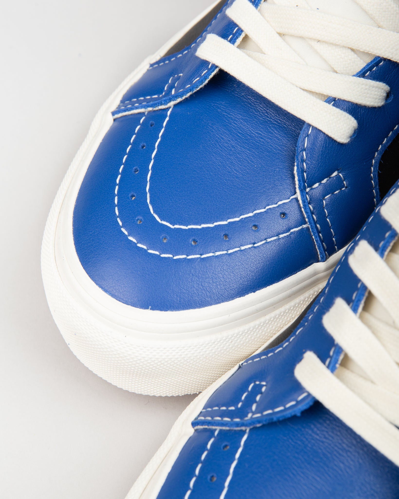 vans sk8 hi reissue in vintage true blue marshmallow