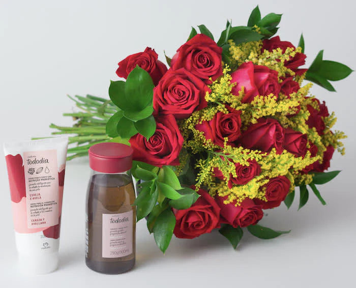 Buquê de 19 Rosas Vermelhas e Kit Natura Tododia Cereja e Avelã – Lindas  Flores