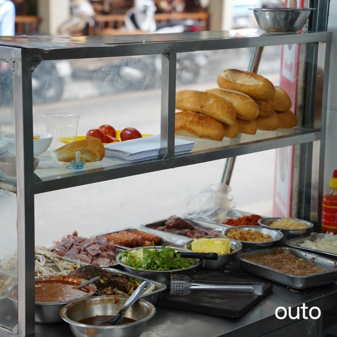 outo-hanoi-food-tour-banh-mi