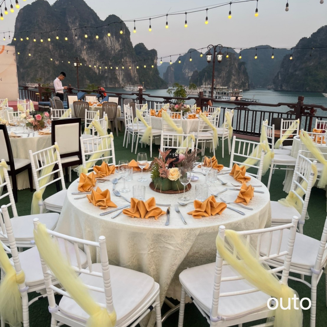 outo-ha-long-bay-cruise-dinner