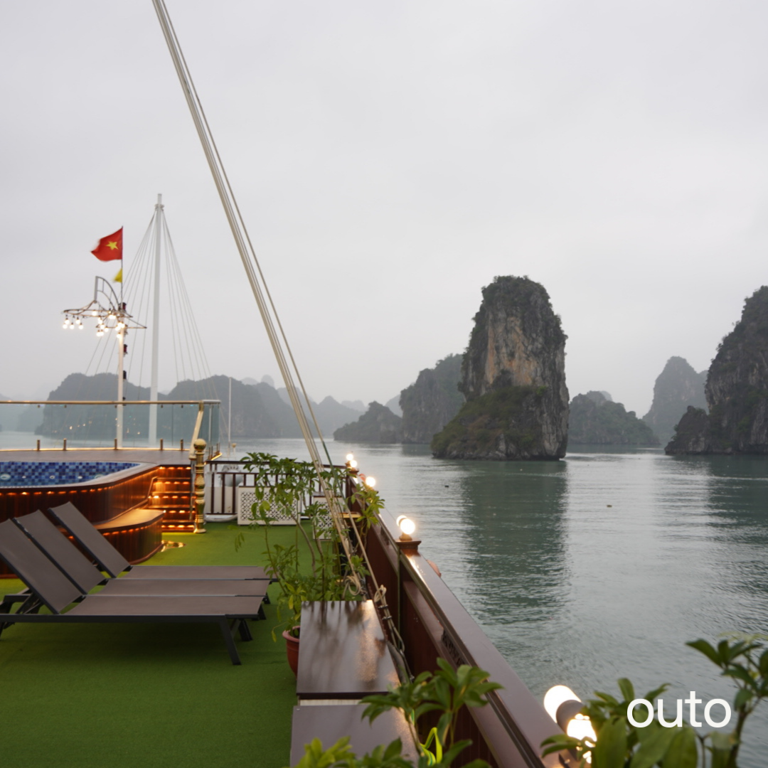 outo-ha-long-bay-cruise-sundeck