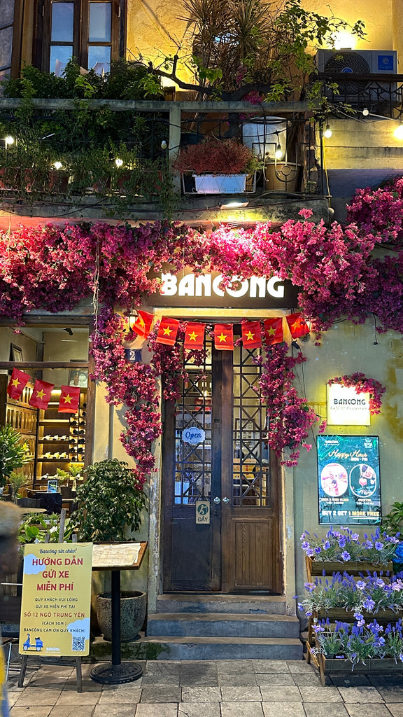 Bancông Cafe 的建築物是越南河內的三級城市遺跡，鮮黃的外牆，充滿綠植的陽台，光是咖啡廳外面，就是許多網美網帥來到河內一定要 IG 拍照打卡的熱點之一。