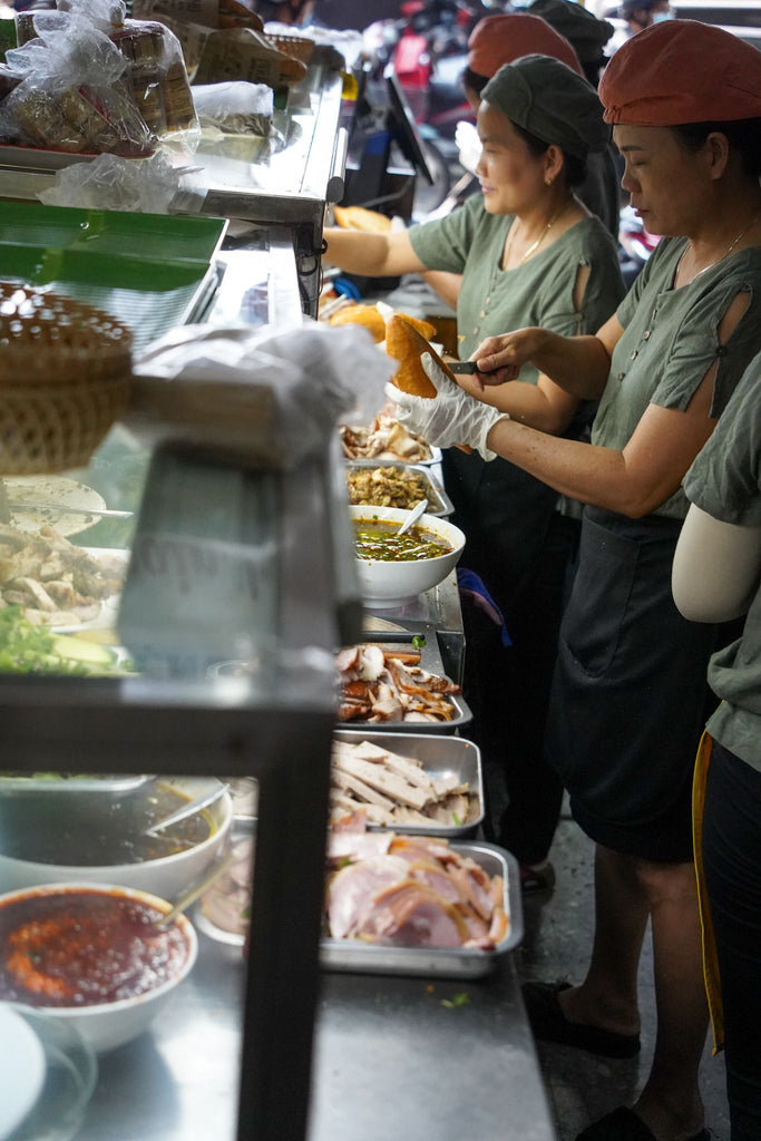 ▲ 在越南，很多越式法國麵包專賣店，份量真的是超級巨大，一個人吃完絕對會超撐的～建議如有同行友人，大家一起分食，會更好吃呀！（好東西就是要和好朋友分享嘛！）