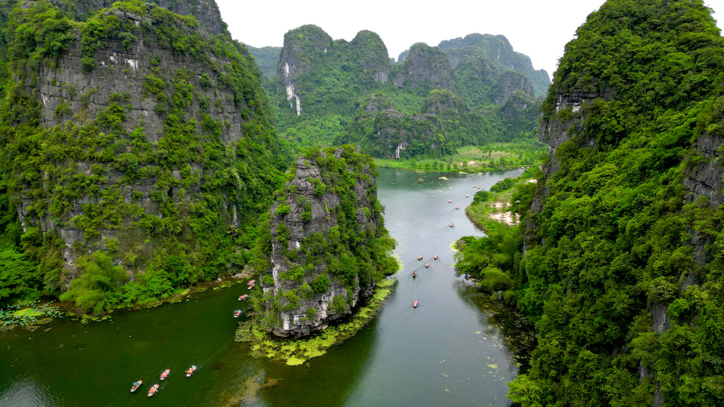 位在越南寧平的陸龍灣，又被稱呼為陸地版的下龍灣，其有著數百個峽谷、潟湖等自然景觀，令人嘆為觀止，更結合了濕地生態與考古文化
