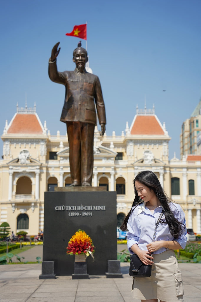 「西貢市政廳」前面還有一個很大的廣場，是一個矩形的城市廣場，同時也是很多遊客的拍照熱點，你也可以在這裡拍下屬於你的美好回憶，帶著屬於越南文化的美學大作回家！