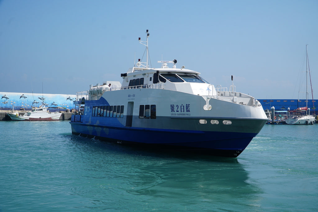 在屏東東港搭乘小琉球交通船，是去小琉球島上最常見的方式！（圖 / Outo 奧拓) ）