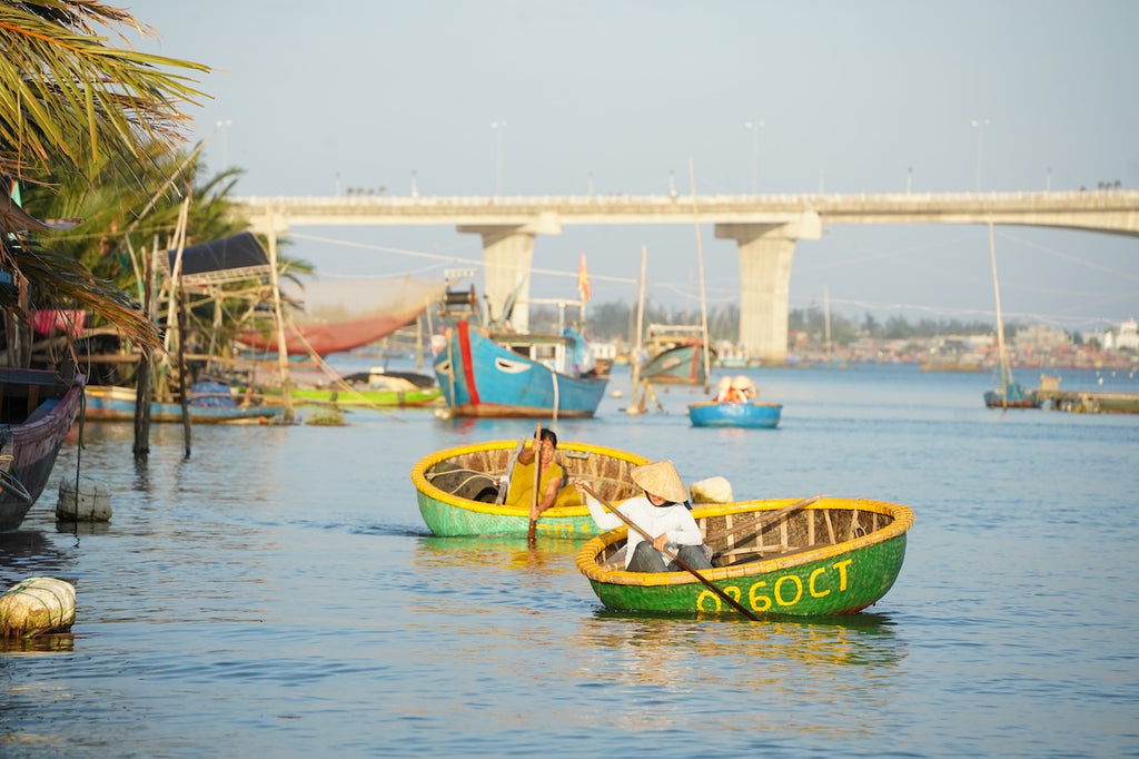 相信很多人都有在臉書或是 IG 上看到，網友們狂分享的瘋狂旋轉竹籃船，這可是造訪會安必玩的「水上」活動唷！迦南島的水椰林竹籃船，外型像是一個超大的碗公，但其實呀～它可是越南傳統的捕魚船呢。