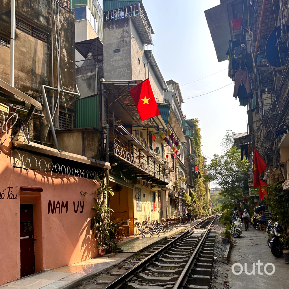 outo-hanoi-train-street