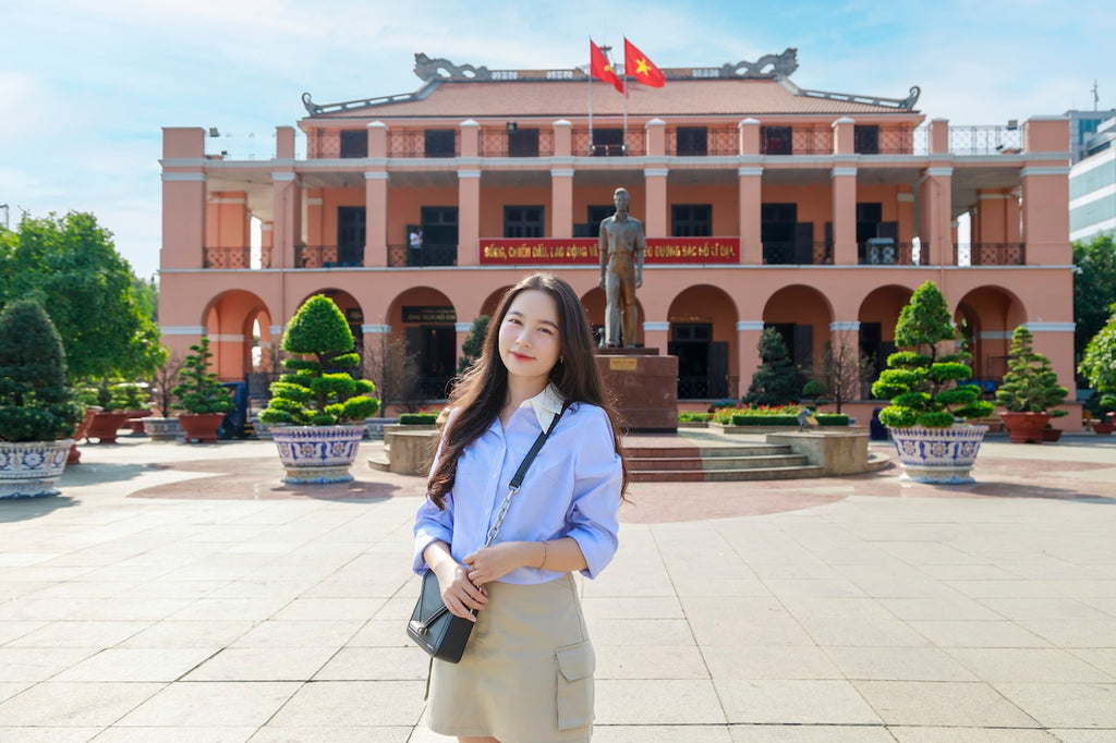 喜愛歷史人文的朋友，你會發現胡志明市的歷史，是充滿戰爭和革命的故事，也能從許多地方體現越南人民的堅韌與勇敢。你可以在這裡看到許多見證越南過去和現在的建築和紀念館，也可以在這裡聽到許多關於越南的傳奇和故事。