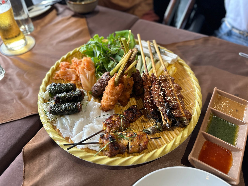 而今天小編要為大家介紹的就是十大會安必吃美食！這十大會安必吃美食不僅能讓你享有味蕾的盛宴，更是一把帶你走進會安歷史深處的鑰匙，小編也偷偷和大家說，他們都是很平易近人的小吃喔！廢話不多說，馬上就來看看這些超必吃的會安美食有哪些！