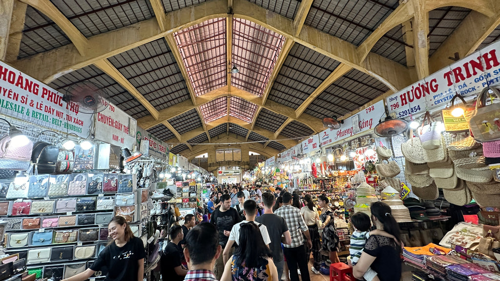 逛在地市集可說是一種最貼近當地人日常的方式！觀光客在胡志明市最好入門的市場就是「濱城市場」。濱城市場是胡志明市最有趣的市場，白天是一個人相當多的室內市集（看到重點字沒？「室內」不用曬太陽喔！但有點小悶就是），晚上是一個熱鬧的夜市，你可以在這裡充分體驗越南的日常生活和文化。