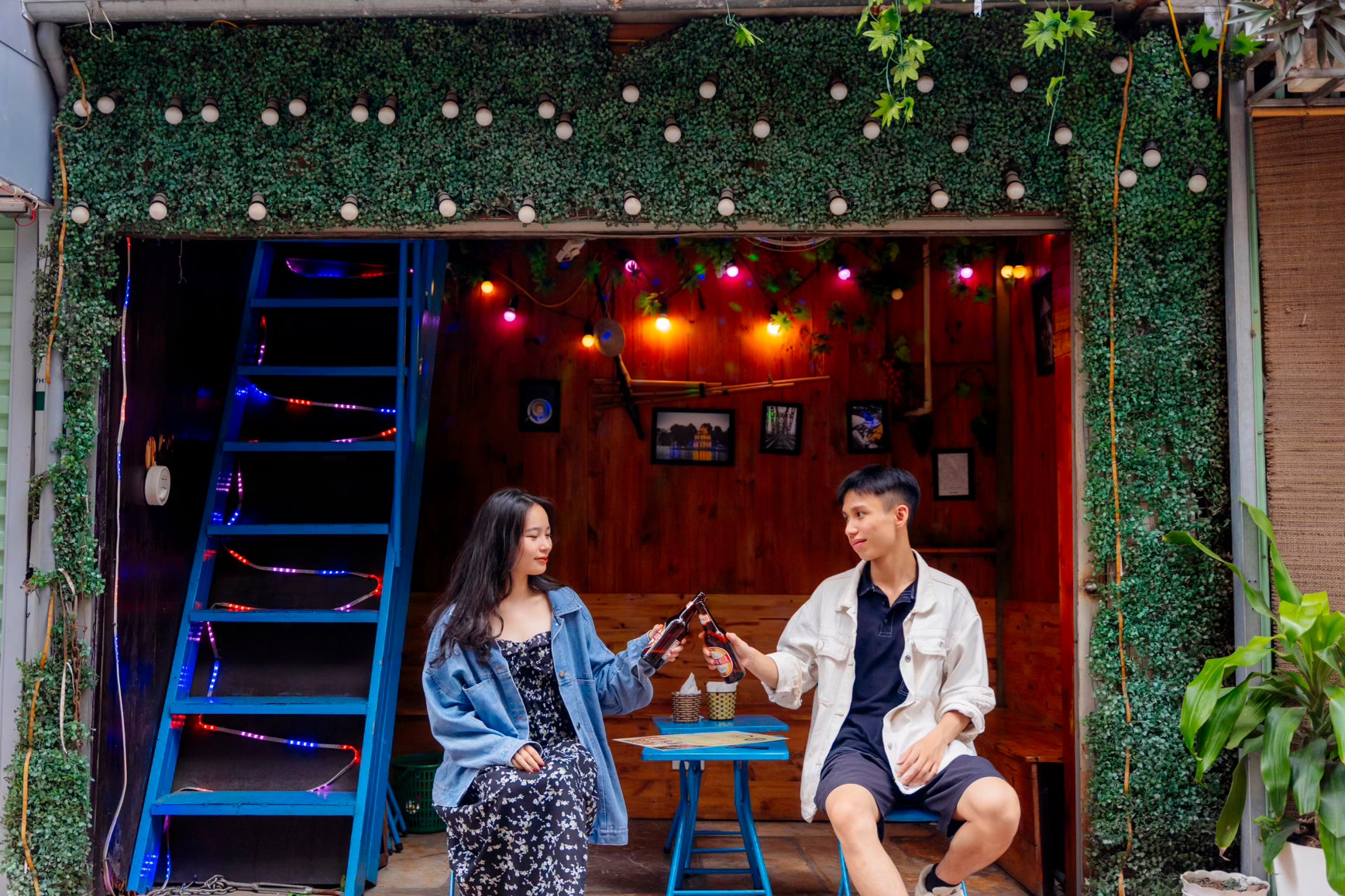 遊客於河內市區的店家門口拍照