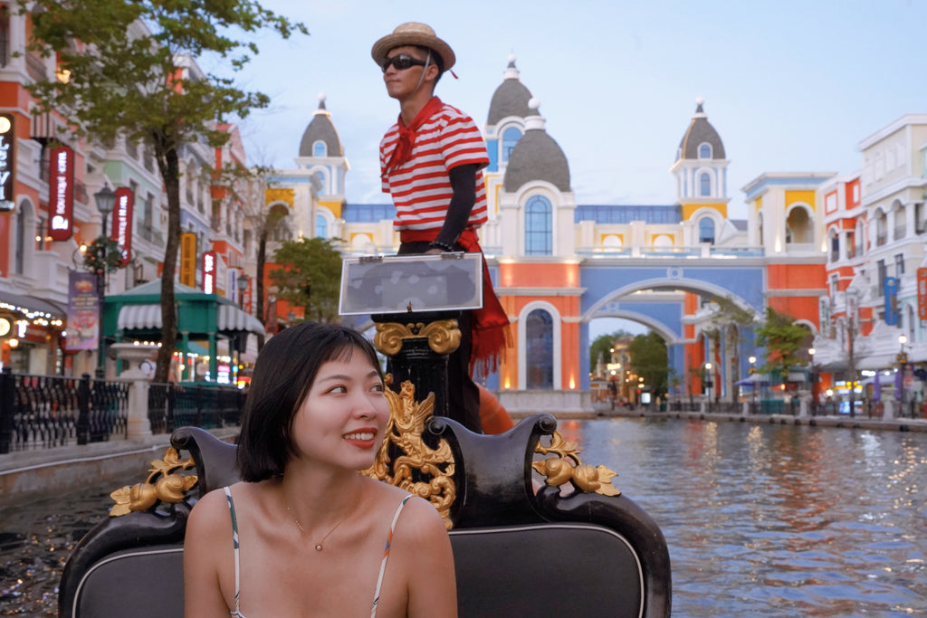 富國大世界是一個 24 小時不夜城，讓你在越南也能感受到歐洲的風情！這裡以威尼斯運河為主題，打造了一條美麗的商店街。不管是白天還是晚上，你都可以在這裡找到各種好玩的景點，像是貢多拉體驗、泰迪熊博物館、越南國粹古城等等，是富國島北邊最熱鬧的地方喔！