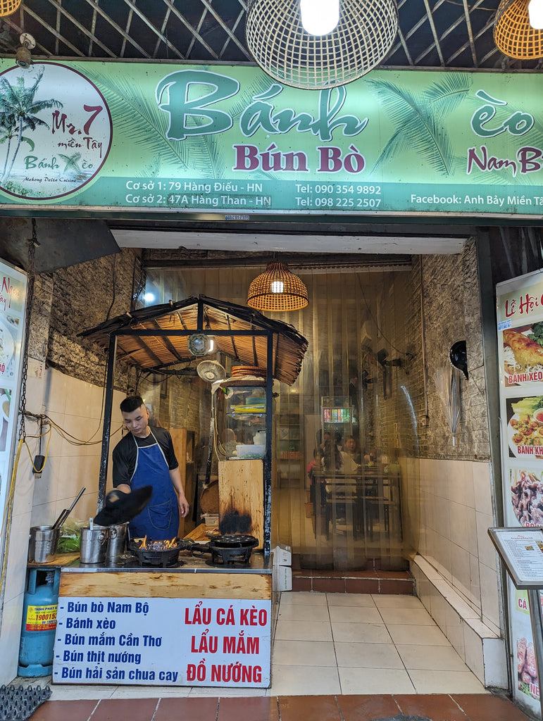 ▲ 夜間河內美食導覽的第一站，首先就要體驗的就是越南很有名的海鮮煎餅！
