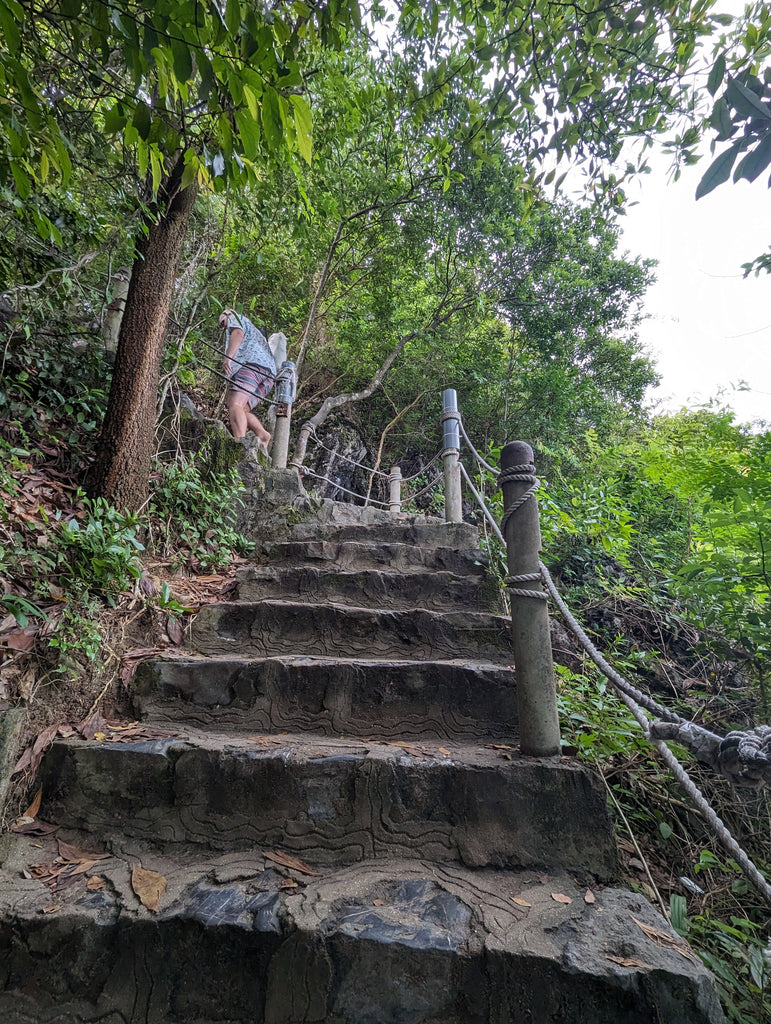 往英雄島山頂的涼亭，有著一條蜿蜒陡峭的石階步道，只需要十幾分鐘的腳程，就能抵達最高處的涼亭，更能輕鬆享有 360 度零死角的下龍灣美景