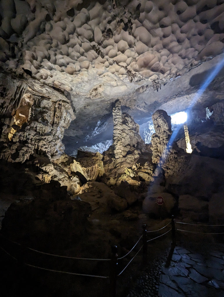 下龍灣的驚訝洞，是個在 20 世紀初由法國人探勘時發現的鐘乳石洞穴，現在也常被稱為下龍灣最美洞穴。