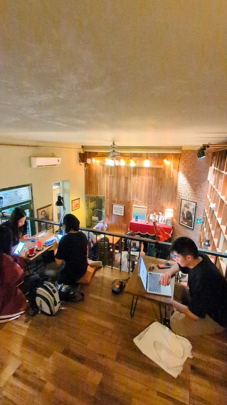 Tranquil Books & Coffee的咖啡廳內部