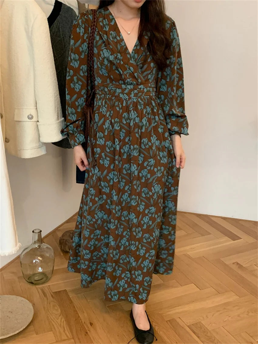 Stylish V-Neck Long Dress for Women - Vintage Printed - Image 5