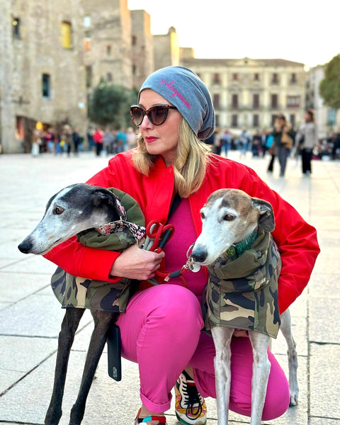 Porträt Kirsten Krug von paraperro mit zwei Windhunden