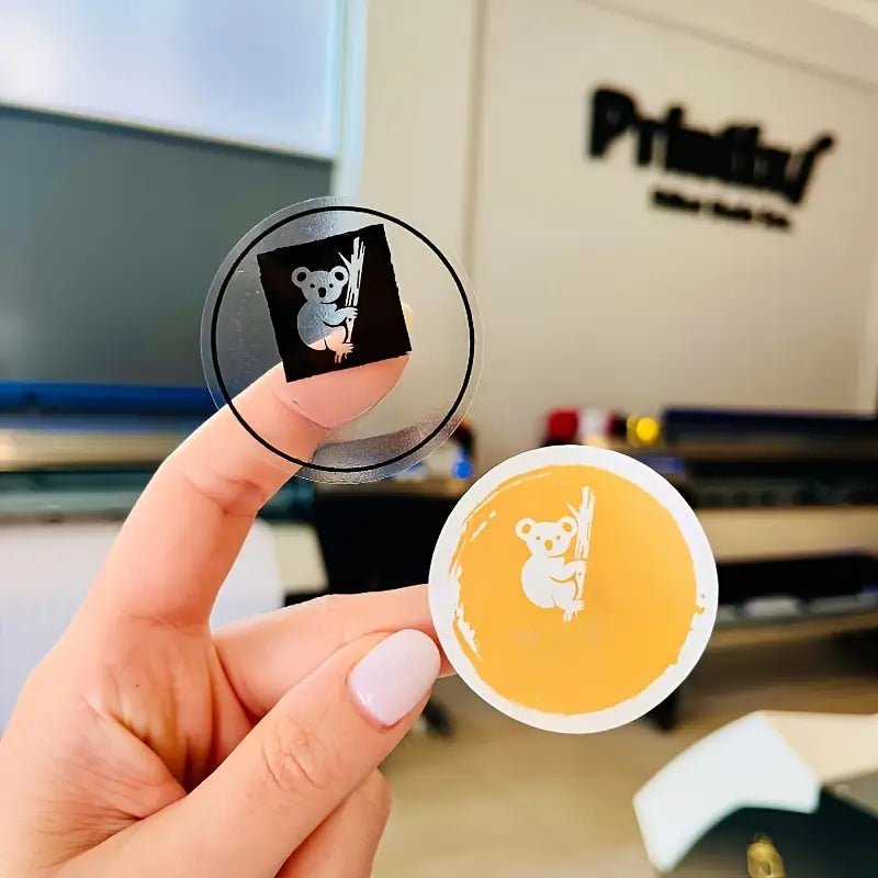 3.99 sm Maxsus Stikerlar va Maxsus O'z-o'zidan yopishqoq Stikerlar Suvga chidamli Logo, To'y Tug'ilgan kun Stikerlari, Shaxsiylashtirilgan Tug'ilgan kun Stikerlari, Shaxsiylashtirilgan Etiketka Logo Rojdestvo Halloween Sovg'alari, Kichik Biznes Mahsulot LOGO, Material PVC Shaffof va Oq Pastki PP Qog'oz (Suvga chidamli va Yirtiladigan) Foydalanish uchun yanada qulay.