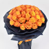 باقة 35 وردة جوري لون برتقالي في غلاف أسود