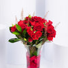 باقة ورد حمراء رومانسية في مزهرية