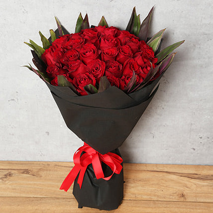 Free Delivery - 50 Red Roses Bouquet With Black Wrapping - Order Now from  FNP Saudi Arabia