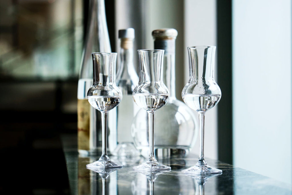 Nosing Glas mit schmaler Öffnung ist perfekt, um Gin pur zu verkosten