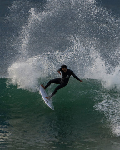Barron Mamiya power carve surfing