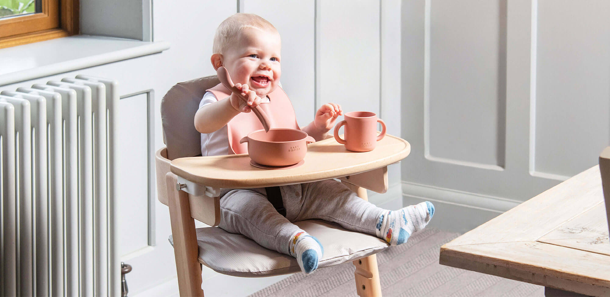 Tidy highchair with padded seat cushions
