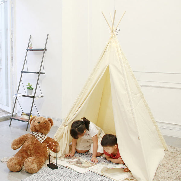 子どもがテントで遊ぶ写真