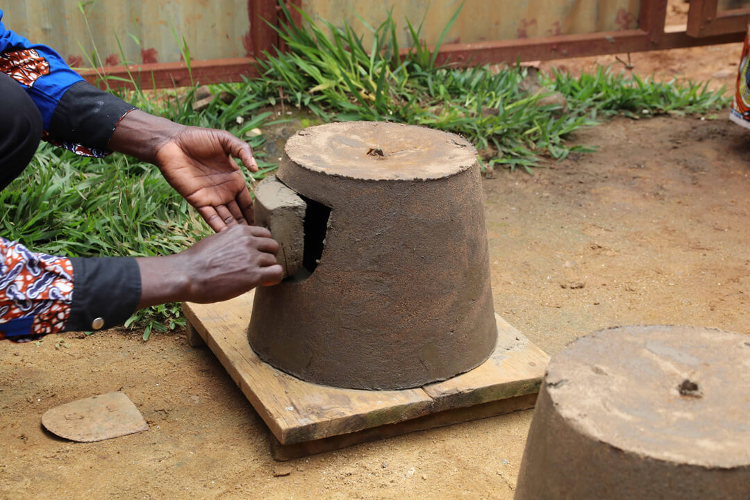 Ruanda: Herstellung der Kochöfen aus Lehm und Sand | Five Skincare