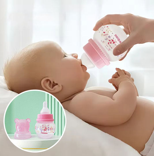 Mignon nouveau né avec biberon de 0-6mois