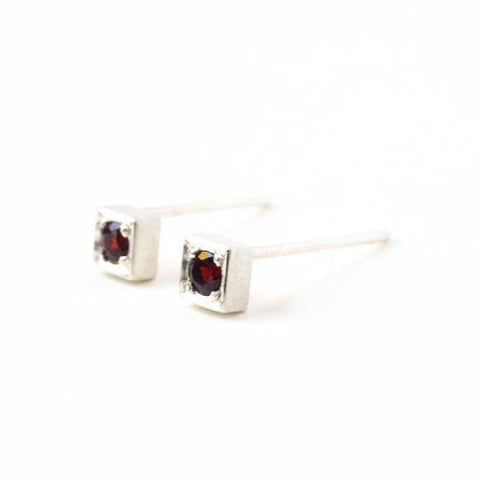 Cube Studs in sterling silver and garnet  0.4 x 0.4 cm