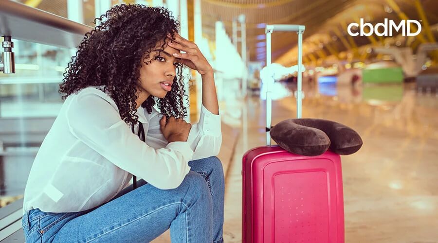 mulher cansada sentada no aeroporto