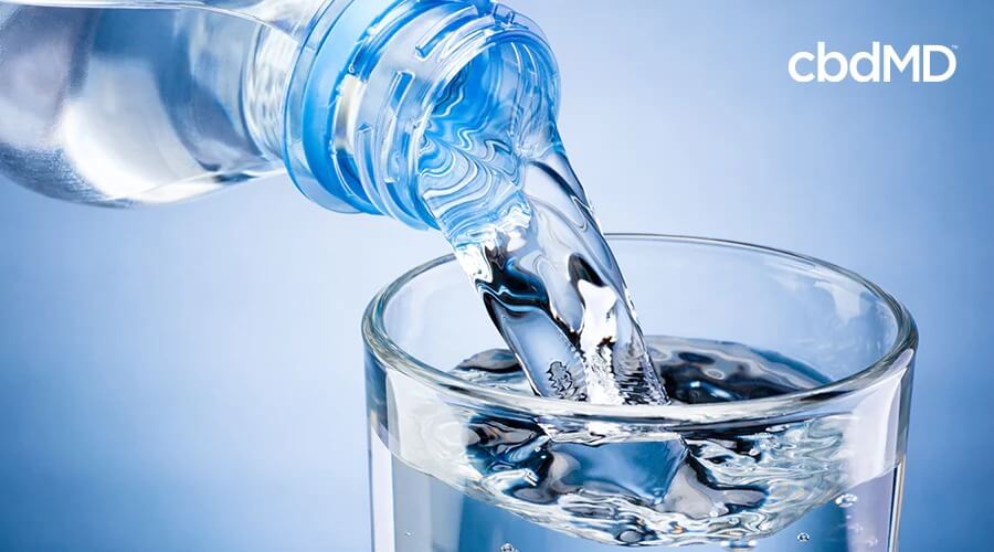 agua que se vierte en un vaso