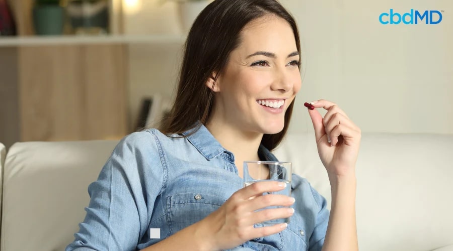 Mulher feliz tomando goma CBD para aliviar o estresse