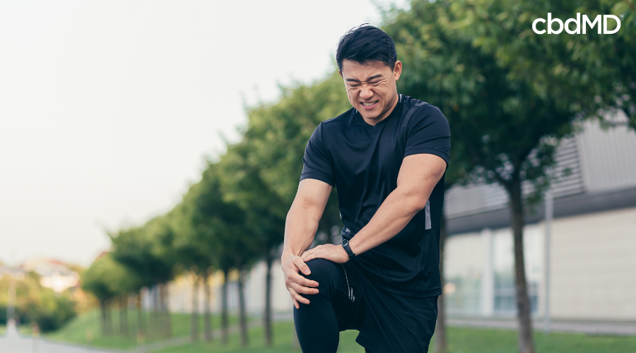 Atleta masculino com dor aguda durante o exercício