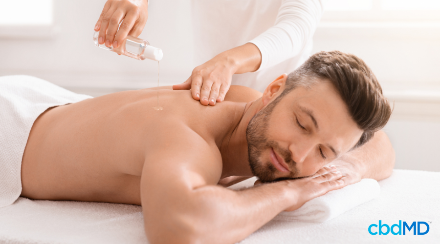 Homem recebendo massagem com óleo CBD para alívio